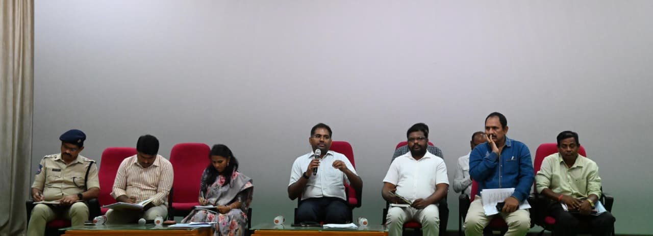ప్రజాపాలన - ప్రగతి ప్రణాళిక 99 రోజుల కార్యక్రమంపై జిల్లా అధికారులతో సమీక్ష నిర్వహించిన జిల్లా కలెక్టర్